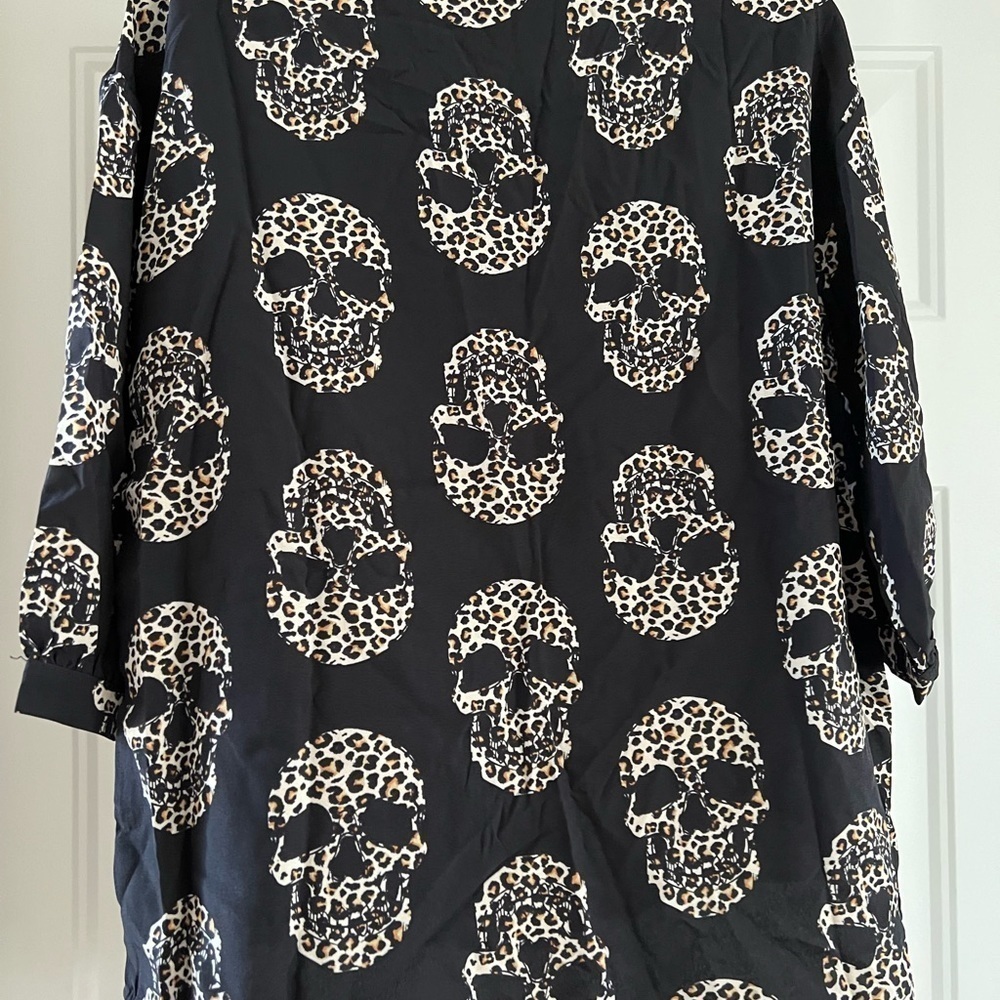 BUNDLE: (1) Emery Rose woman’s Halloween skull blouse size: S + (1) earrings. - Picture 8 of 14